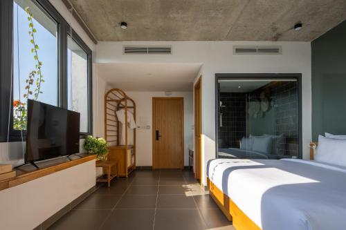 Large Double or Twin Room image 5