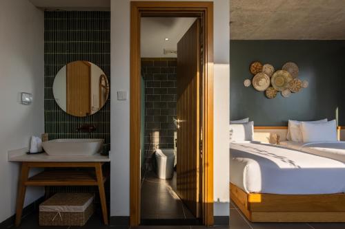 Large Double or Twin Room image 6