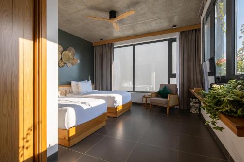Large Double or Twin Room image 7