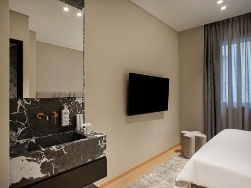 Budget Double Room image 9