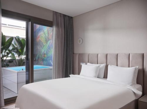 Suite with Hot Tub image 10