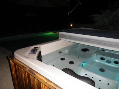 Karstais baseins, Villa Luxe avec Spa, Piscine Chauffee & Salle de Sport a Beauville in Beauville