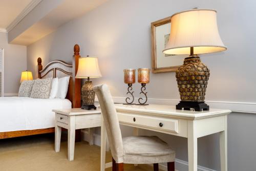 Selinsgrove Inn Room Type - King Room with Roll-In Shower - Disability Access