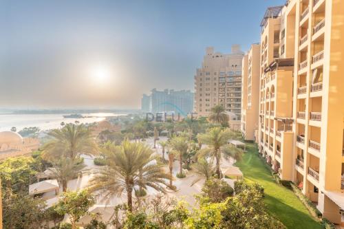 Beachfront 2BR and Assistant's Room with Sea Views Terrace, Steps From Iconic Landmarks & Amenities, The Residences South, Palm Jumeirah by Deluxe Holiday Homes, Dubaj (fotografie 5)