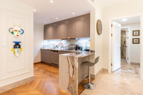 Beachfront 2BR and Assistant's Room with Sea Views Terrace, Steps From Iconic Landmarks & Amenities, The Residences South, Palm Jumeirah by Deluxe Holiday Homes, Dubaj (fotografie 10)
