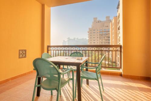 Beachfront 2BR and Assistant's Room with Sea Views Terrace, Steps From Iconic Landmarks & Amenities, The Residences South, Palm Jumeirah by Deluxe Holiday Homes, Dubaj (fotografie 4)