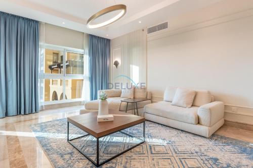 Beachfront 2BR and Assistant's Room with Sea Views Terrace, Steps From Iconic Landmarks & Amenities, The Residences South, Palm Jumeirah by Deluxe Holiday Homes, Dubaj (fotografie 6)