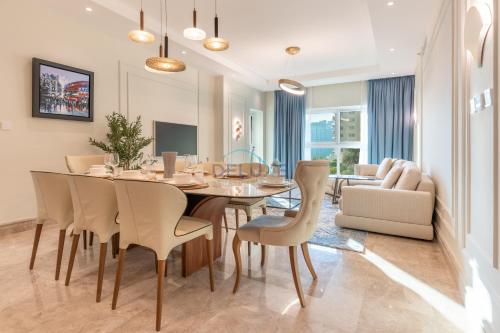 Beachfront 2BR and Assistant's Room with Sea Views Terrace, Steps From Iconic Landmarks & Amenities, The Residences South, Palm Jumeirah by Deluxe Holiday Homes, Dubaj (fotografie 3)