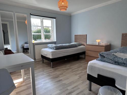 2 twin beds