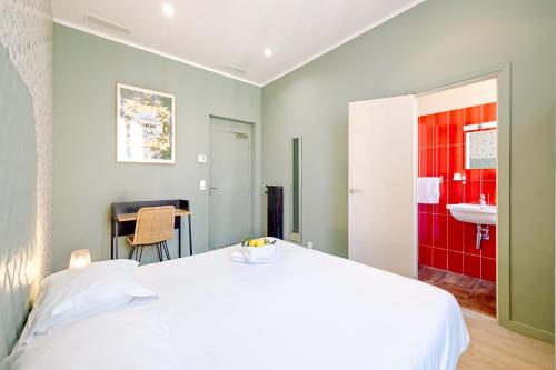 Double or Twin Room with City View image 5