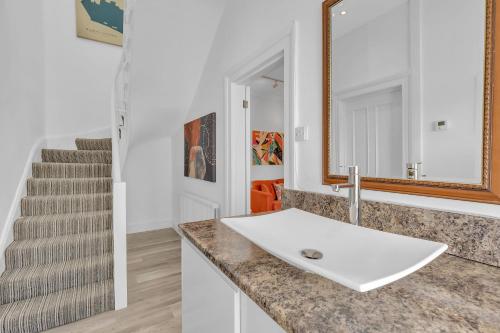 City Chic Townhouse By My Getaways - image 3