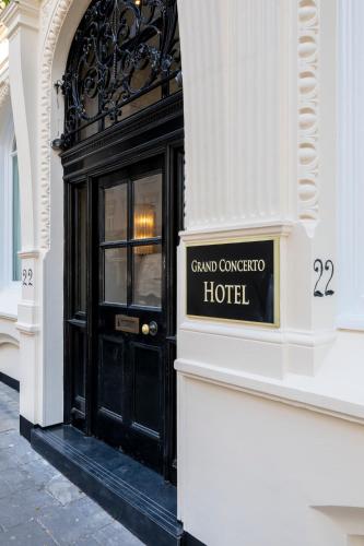 The Castleton Hotel - image 5