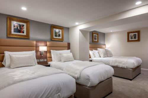 The Castleton Hotel - image 4