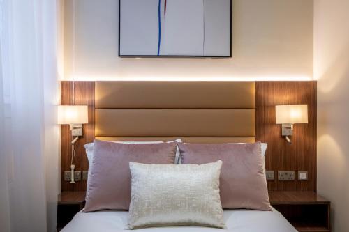 The Castleton Hotel - image 10