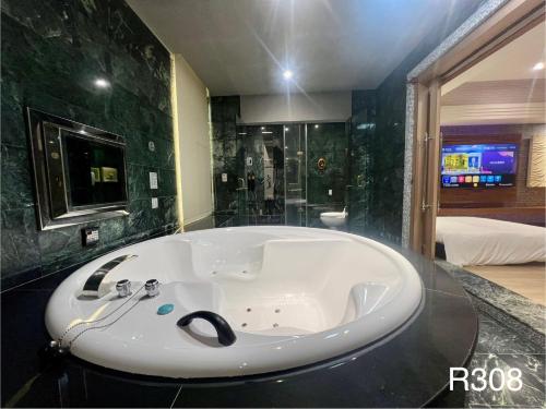 Bathroom, Holiday Motel - Wunjhong Branch in Rende District