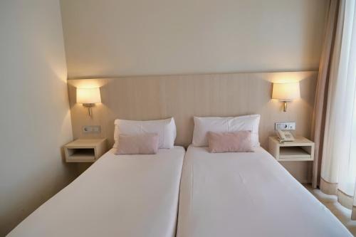 3 twin beds