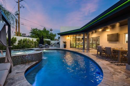 75th Place Home - Luxe Pool Spa Walk to Old Town