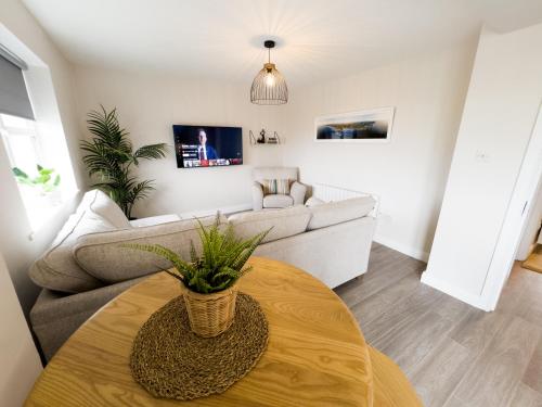 Shared lounge/TV area, Luxury 2-Bedroom Apartment Overlooking the Beach with Private Balcony in Bundoran