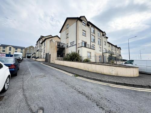 Exterior view, Luxury 2-Bedroom Apartment Overlooking the Beach with Private Balcony in Bundoran