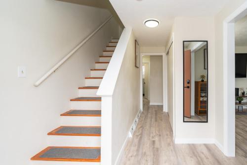 65 - 5BR Randolph - Elegant Haven near Dog Park in Randolph