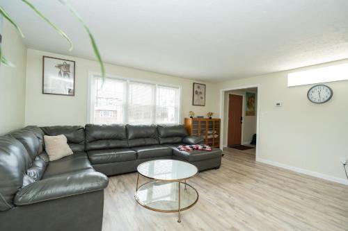 65 - 5BR Randolph - Elegant Haven near Dog Park thumb 2