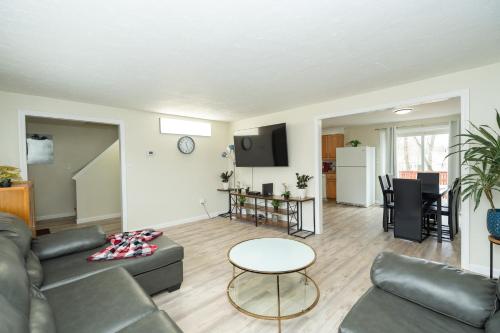 65 - 5BR Randolph - Elegant Haven near Dog Park in Randolph