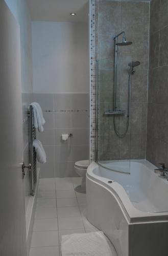 Clarence Court Hotel - image 4