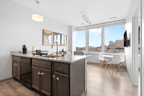 Luxury Downtown Cleveland Condo l 2 TV's l Parking, Cleveland (photo 10)