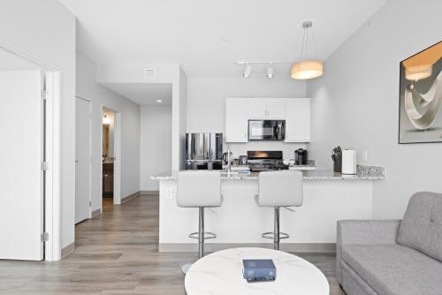 Luxury Downtown Cleveland Condo l 2 TV's l Parking, Cleveland (photo 8)