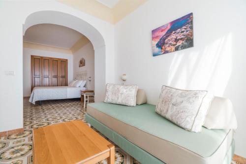 Superior Double Room with Balcony and Sea View room in Hotel Il Gabbiano