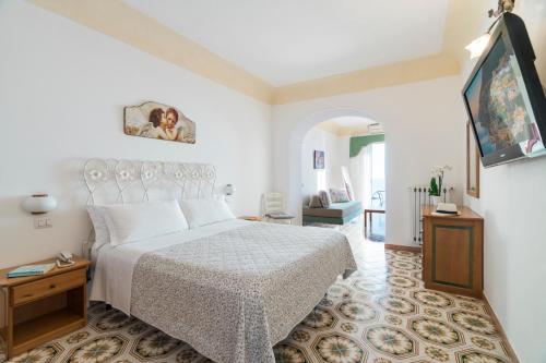Superior Double Room with Balcony and Sea View image 2
