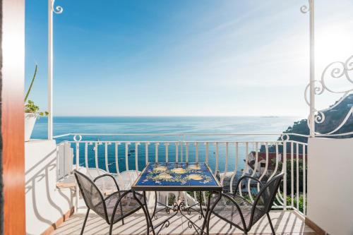 Superior Double Room with Balcony and Sea View image 3