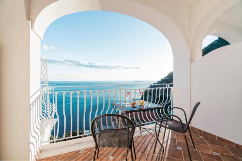 Double Room with Balcony and Sea View image 4