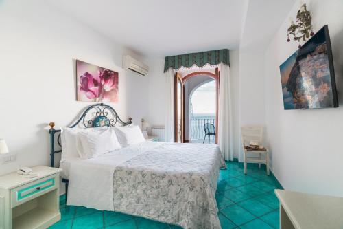 Double Room with Balcony and Sea View image 9