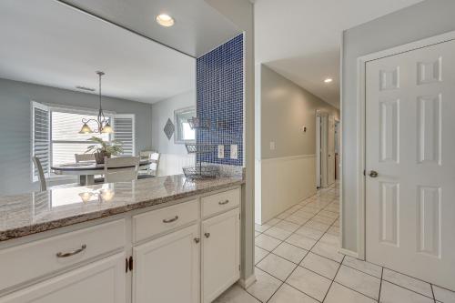 Sunny Seaside Condo with View - Walk to Beach in Myrtle Beach, USA