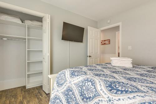 Walk to Beach Sunny Seaside Condo with View!