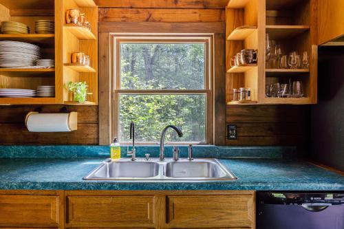 Secluded w Pool Spa Fire Pit Forest Views Cragswood Cottage by AvantStay