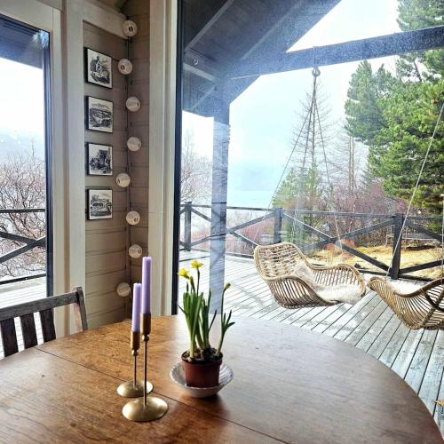Lakefront cottage with jacuzzi in Fossatun
