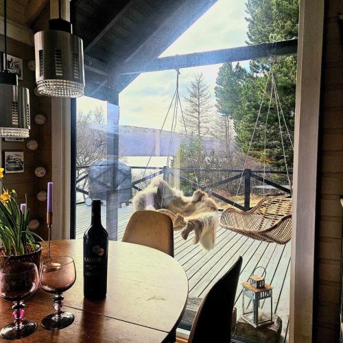 Lakefront cottage with jacuzzi in Fossatun