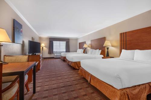 3 queen beds