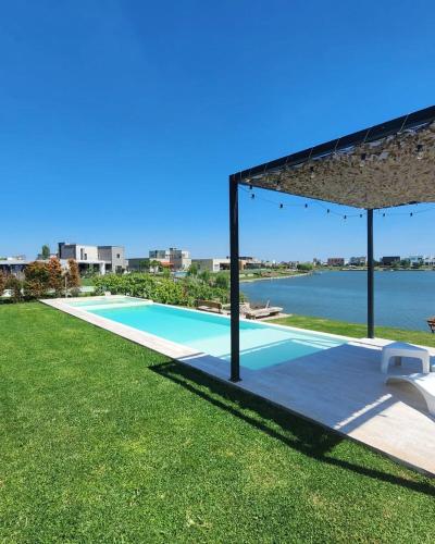 Casa Familiar Vista al Lago - Barrio Privado Escobar - 3 habitaciones - Pileta Climatizada y Jacuzzi - Parrilla - 364HOUSE