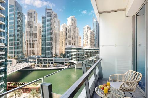 Luxury Studio in Dubai Marina with Canal views, Dubaj