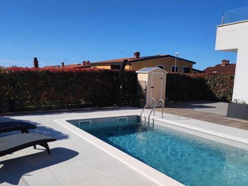 Villa Mona-Haus mit Privatpool in Novigrad mit Meerblick, privatem Parkplatz und Wallbox, Novigrad (Cittanova d'Istria)