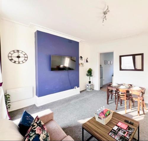 Camden 3-Bed Sleeps 6 1 Min to Tube & Parking