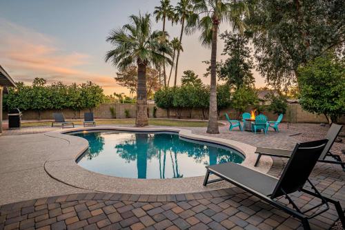 Art Deco Oasis - Vintage Charm Pool Firepit BBQ