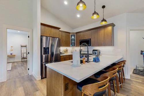 Modern Mountain View Escape