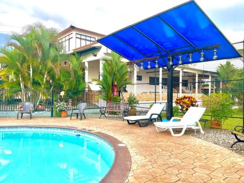 El Rancho de Willy Piscina juegos y BBQ