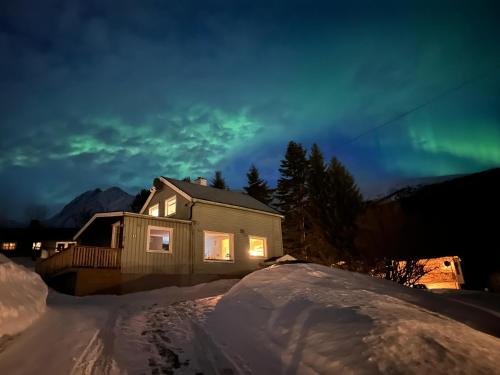 House with garage in central Lyngen, Lyngseidet (foto 2)