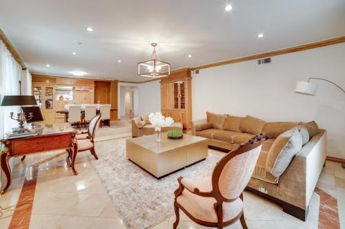 Poolside Relaxation: Luxe Encino Family Getaway! in Encino