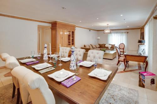 Poolside Relaxation: Luxe Encino Family Getaway! in Encino